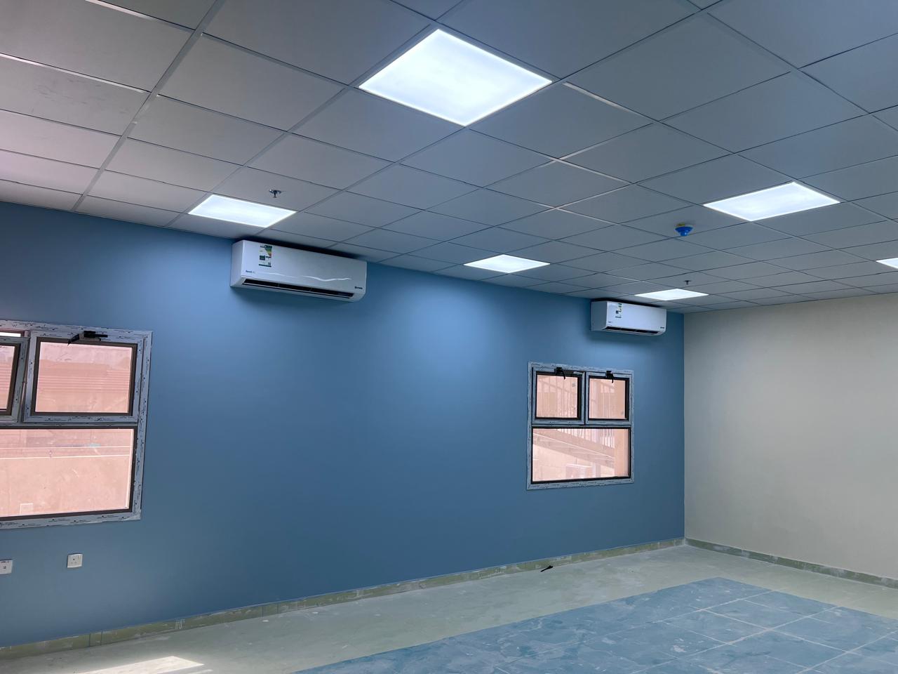 خطوط الإطفاء على سقف المستودع